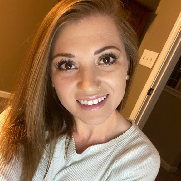 Meet your Posher, Danielle! - Picture 1 of 5